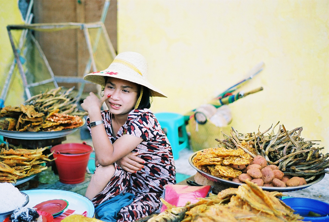 Le rocher d'Or - Petite vendeuse au march�