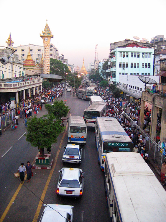 Rangoon - Vue d'une des grandes art�res dans le centre
