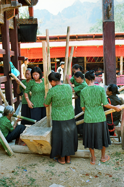 Pays Toraja / Fun�railles: pr�paration du repas.