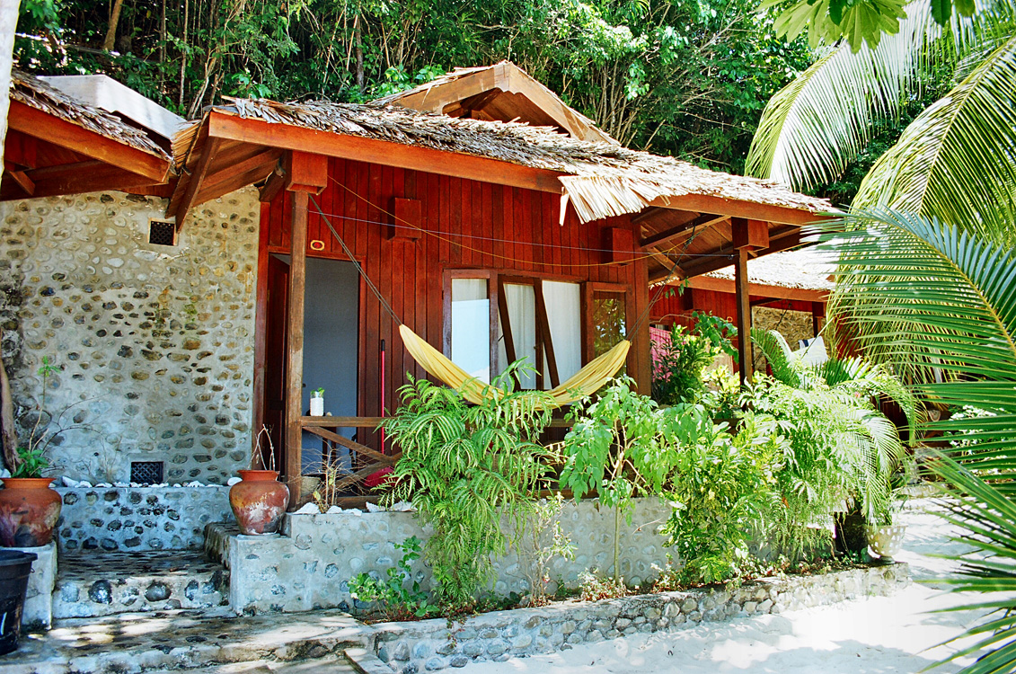 Iles Togian / Mon bungalow au ''Black Marlin Dive Center''.