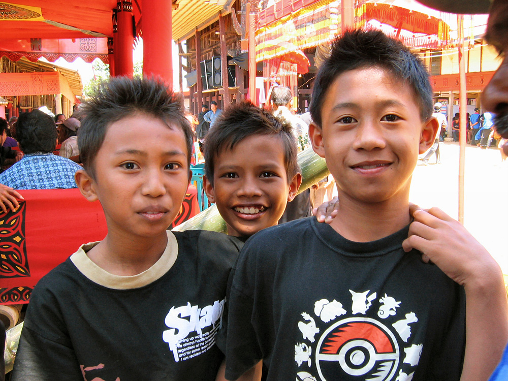 Pays Toraja / Fun�railles: des enfants profitent de la f�te.