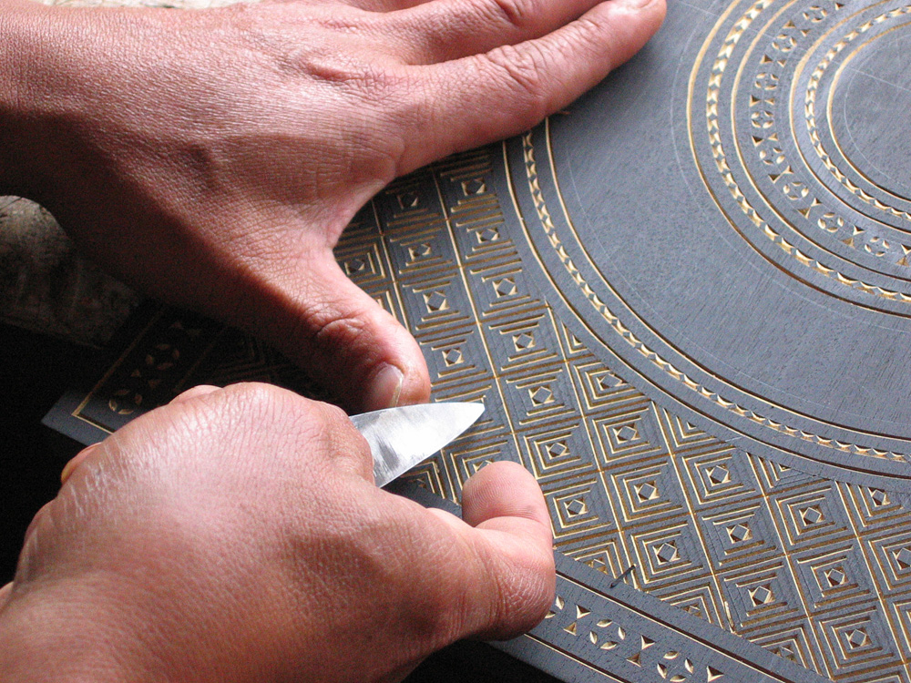 Pays Toraja / Sculpture sur bois dans un village.