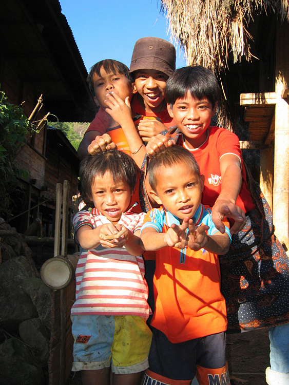 Pays Toraja / Trek dans les montagnes: les enfants du village.