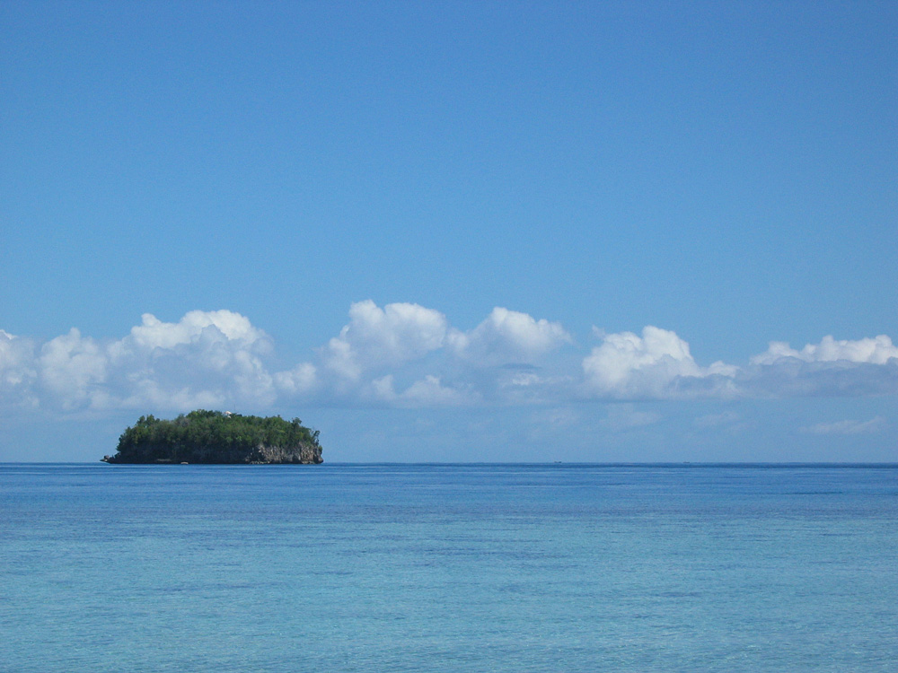 Iles Togian / Kadidiri: vue de mon bungalow au ''Black Marlin Dive Center''.