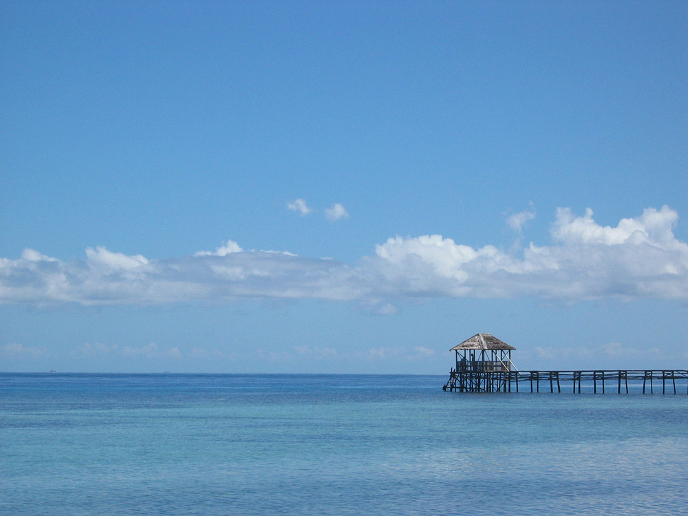 Iles Togian / Kadidiri: vue de mon bungalow au ''Black Marlin Dive Center''.