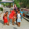 Bunaken / S.E. et des enfants du village de Bunaken.