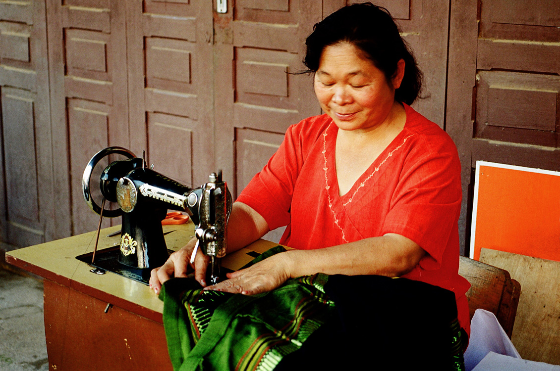 Couturière dans la rue (Luang Prabang)
