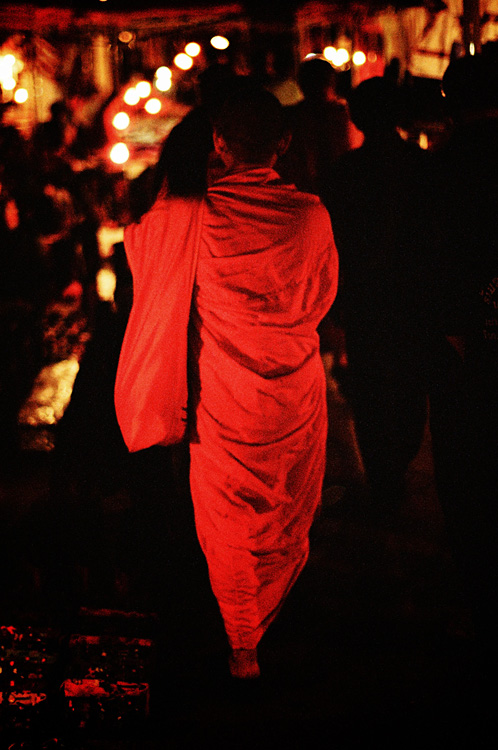 Moines au marché de nuit (Luang Prabang)