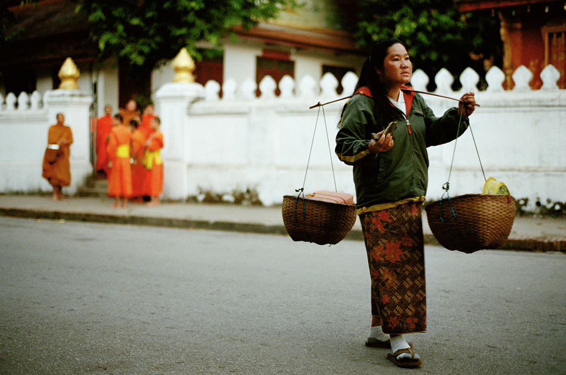 Jeune vendeuse itinérante (Luang Prabang)