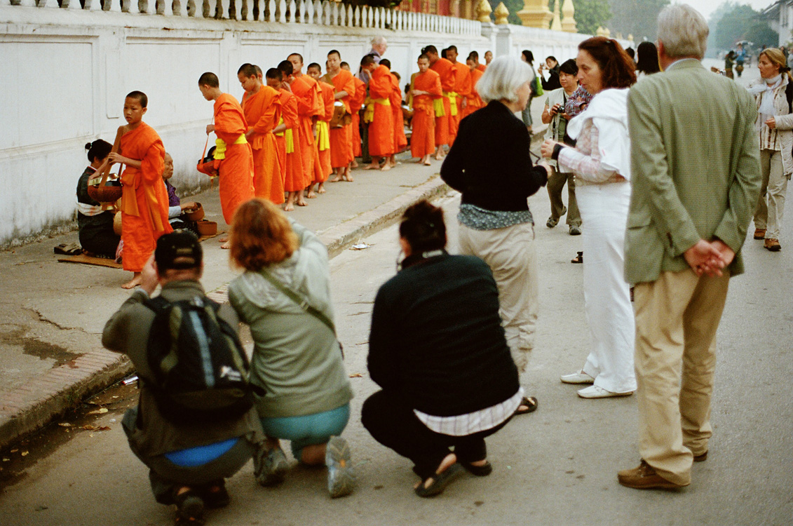 Procession des moines à l'aube (Luang Prabang)