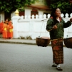 Jeune vendeuse itinérante (Luang Prabang)