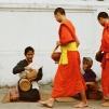 Procession des moines à l'aube (Luang Prabang)