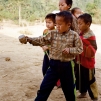 Le jeu de la toupie (village Hmong, ZNP de Nam Ha)