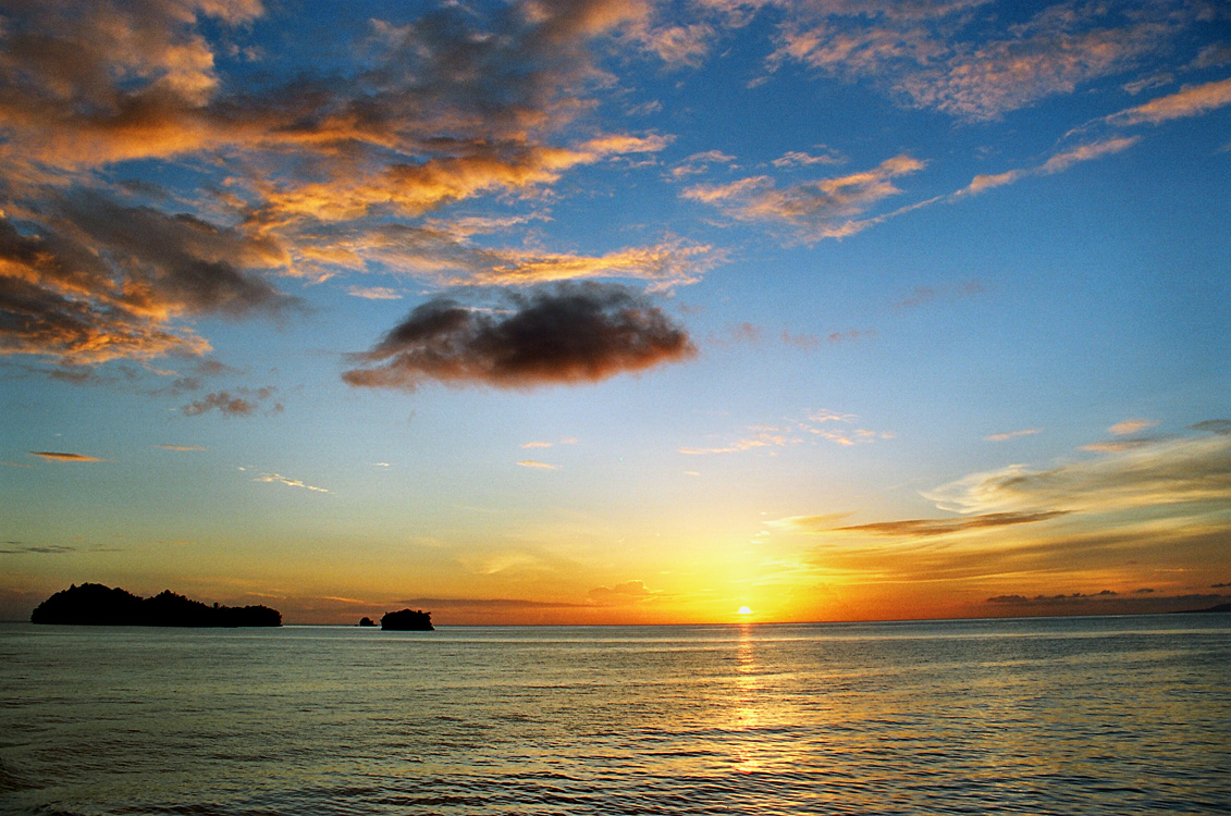 Iles Togian / En route pour Gorontalo: coucher de soleil.