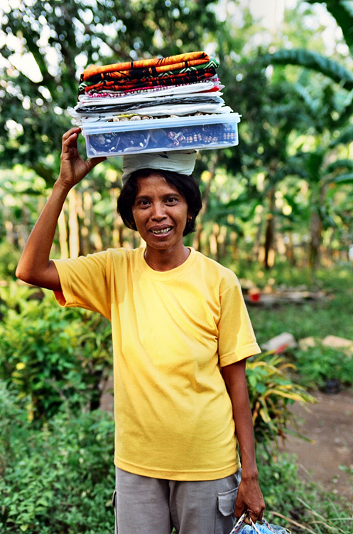 Bunaken / Marchande de sarongs.