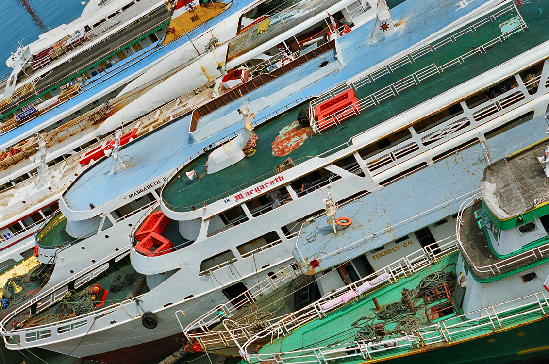 Manado / Ferries au port.