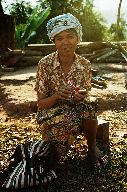 Gardienne du That Phoum Pouk (Luang Nam Tha)