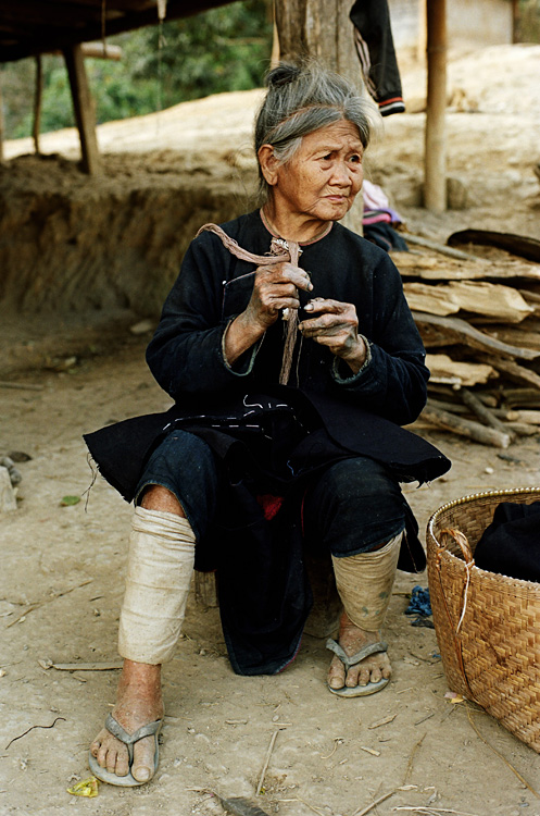 Travaux de couture (village Lanten, ZNP de Nam Ha)