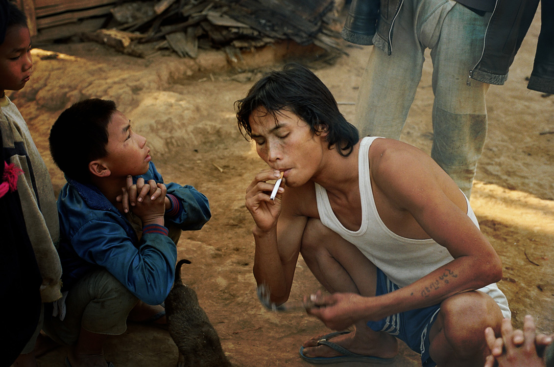 Première cigarette au coin du feu (village Lanten, ZNP de Nam Ha)