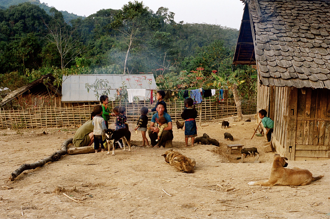 Scène de vie au coin du feu (village Hmong, ZNP de Nam Ha)