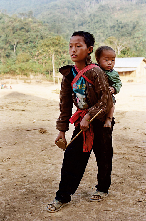 Le jeu de la toupie (village Hmong, ZNP de Nam Ha)